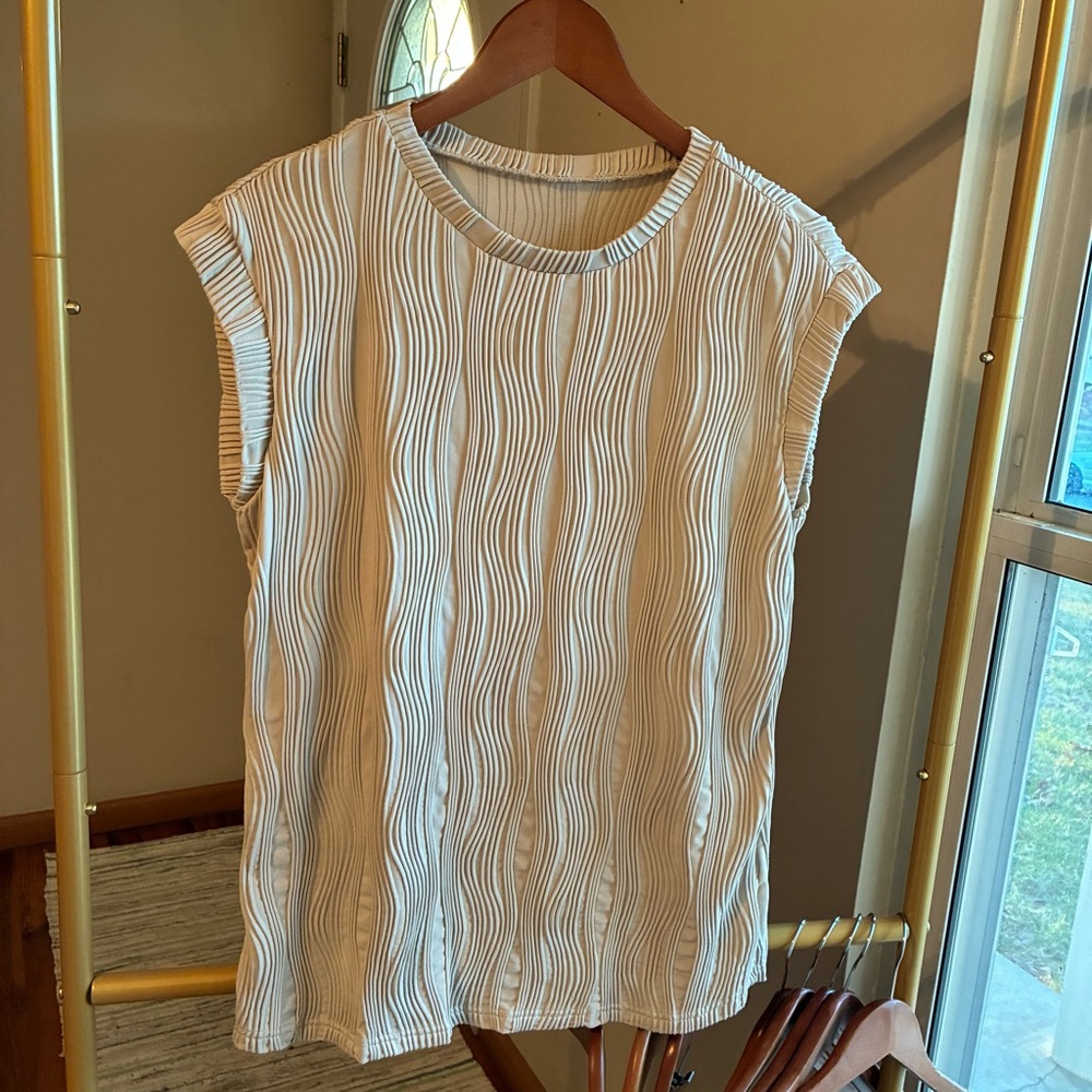 Sleeveless Cream Textured Wave Tank Top